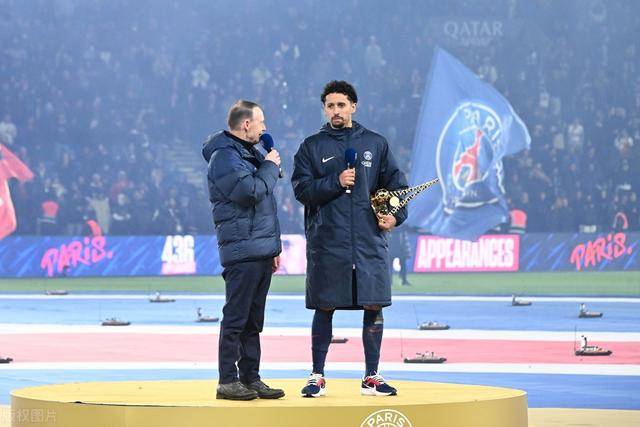 巴萨17岁小将面部受伤缝10针 赛后社交媒体晒图