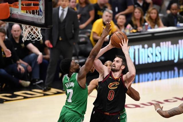 骑士轻取魔术豪取6连胜 崔永熙缺阵篮网擒公牛